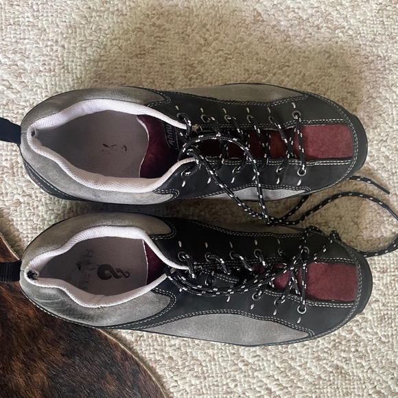 Ahnu leather sneakers - Picture 1 of 2